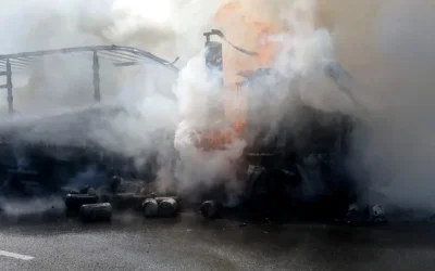 Incendiu violent pe DN 6: Autotren cu butelii goale, cuprins de flăcări între Armeniș și Teregova
