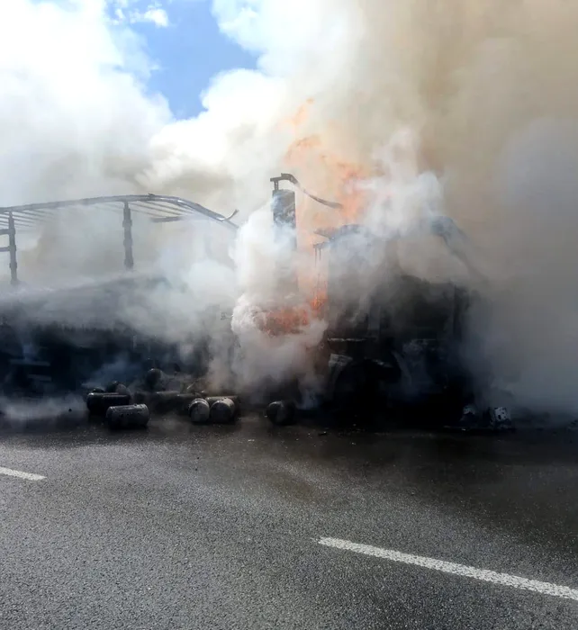 Incendiu violent pe DN 6: Autotren cu butelii goale, cuprins de flăcări între Armeniș și Teregova