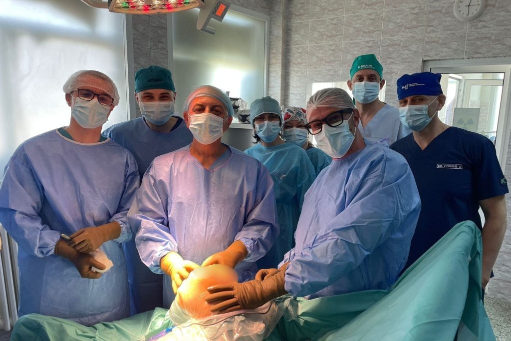 Artroplastii de genunchi în premieră la SJU Buzău, sub coordonarea prof. Cîrstoiu