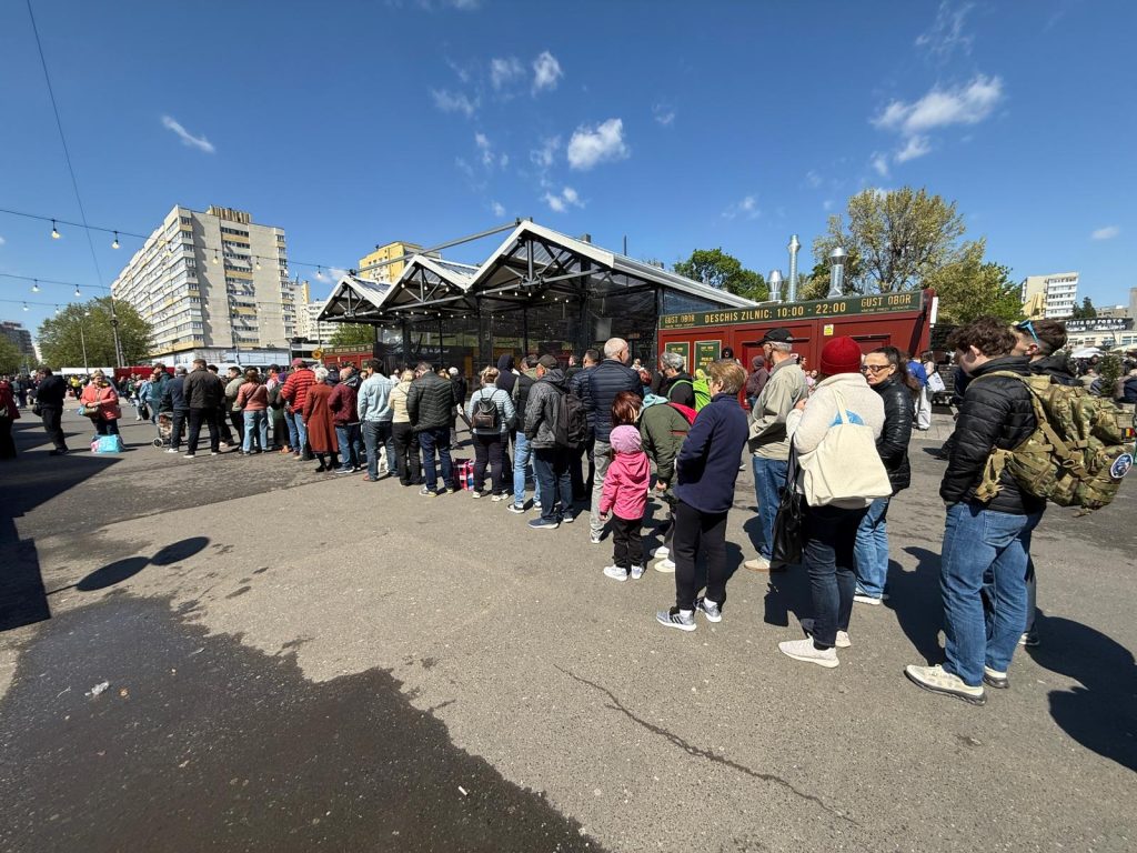 Cozi URIAȘE la mici în Piața Obor de 1 Mai: Românii așteaptă zeci de minute!