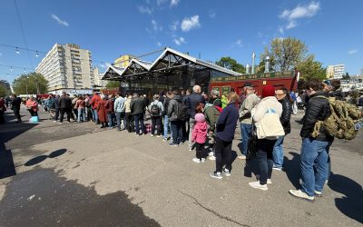 Cozi URIAȘE la mici în Piața Obor de 1 Mai: Românii așteaptă zeci de minute!