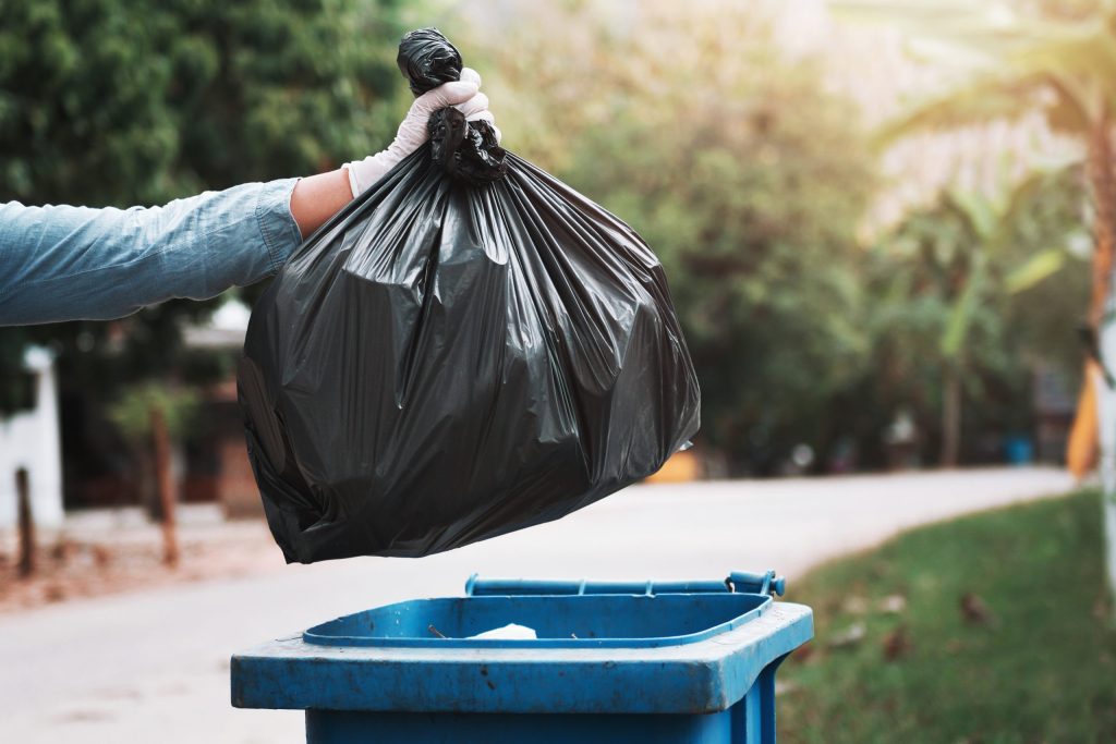 Blocaj major la Bacău: 65 de localități, fără ridicarea gunoiului