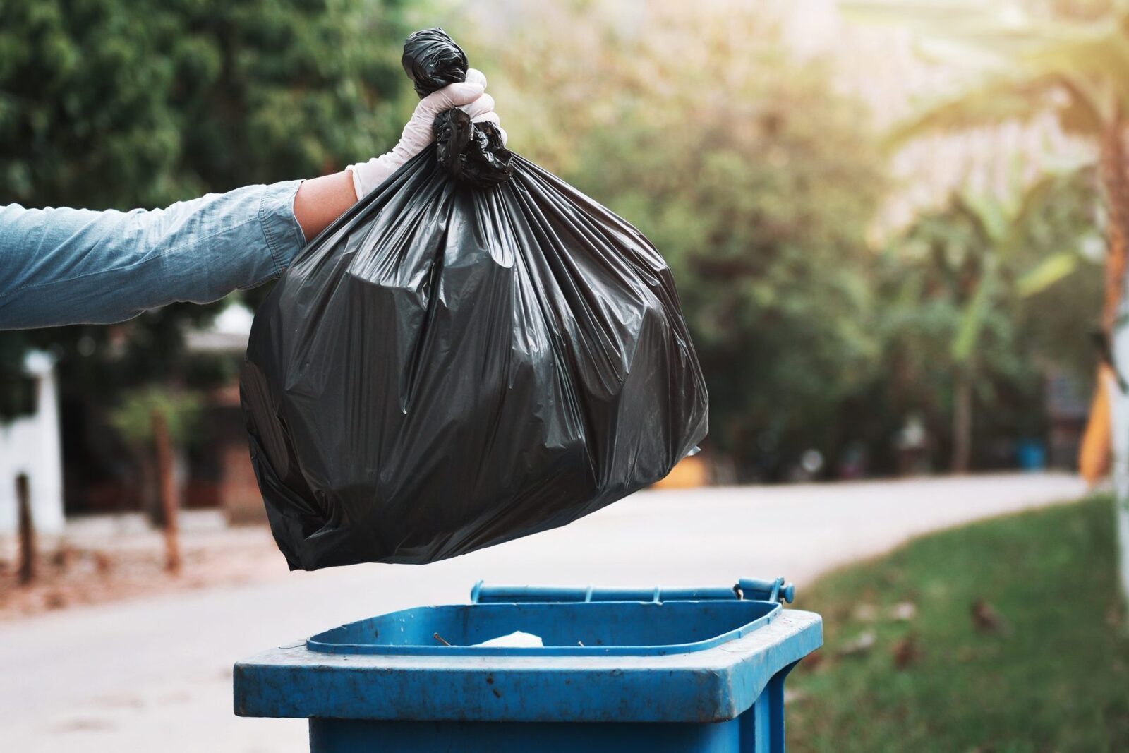 Blocaj major la Bacău: 65 de localități, fără ridicarea gunoiului