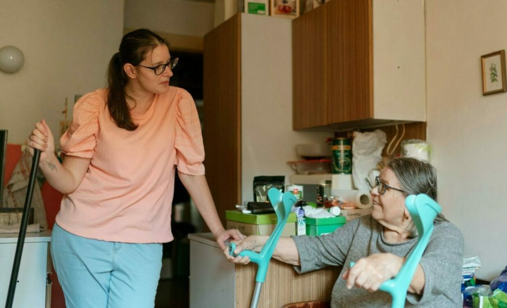 Îngrijitorii de familii primesc pensii și concedii: Decizie istorică în Europa