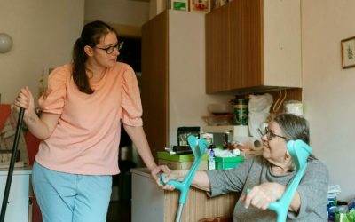 Îngrijitorii de familii primesc pensii și concedii: Decizie istorică în Europa