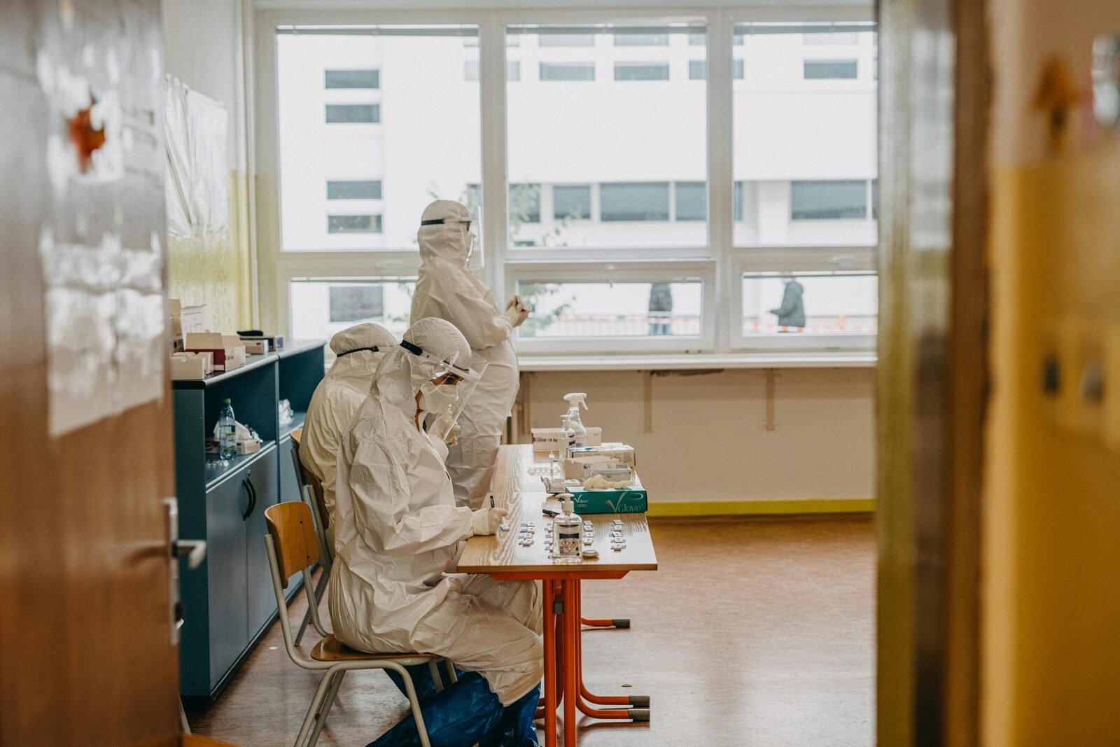 Centrul European intervine: Ebola lovește din nou în Congo și Uganda