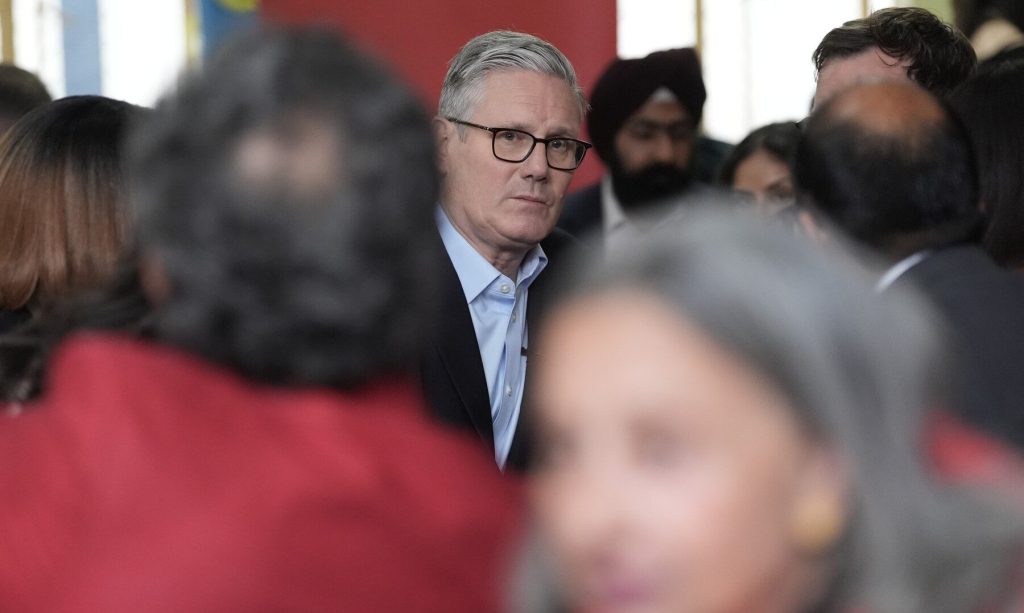 Starmer, după DEZASTRUL electoral: Nu demisionează pentru a evita haosul