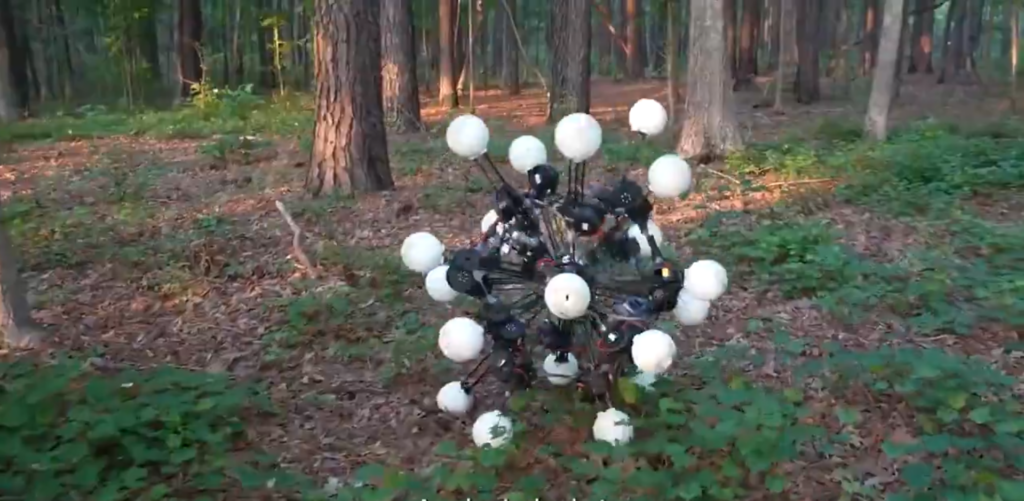 Americanii au creat un robot cu 20 de picioare și ochi care văd instantaneu