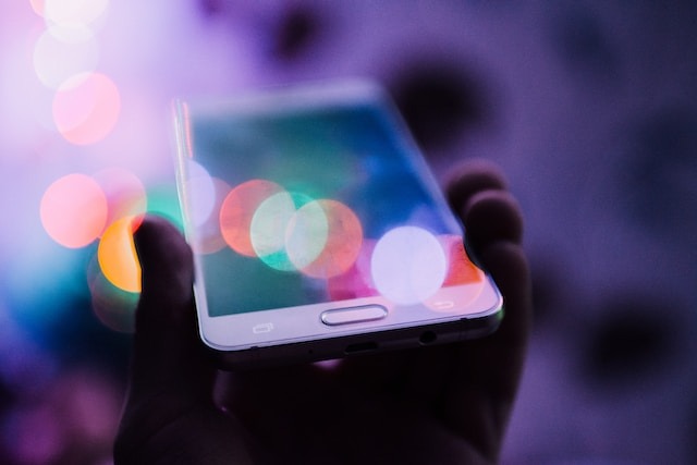 Telefoanele mobile, interzise la școală: Elevii, obligați să le predea