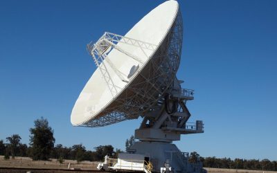 Webb dezvăluie mistere cosmice: Structură stranie în centrul unei galaxii îndepărtate