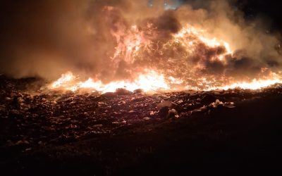 Incendiu violent la groapa de gunoi din Oradea: 20+ pompieri luptă cu flăcările