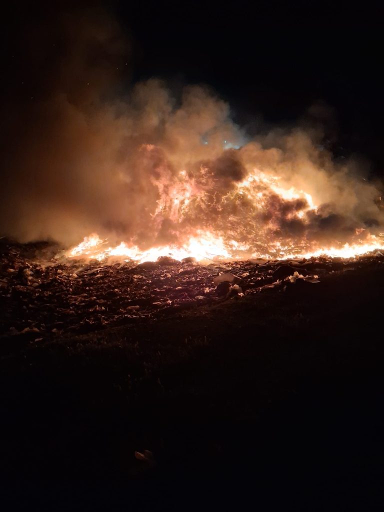 Incendiu violent la groapa de gunoi din Oradea: 20+ pompieri luptă cu flăcările