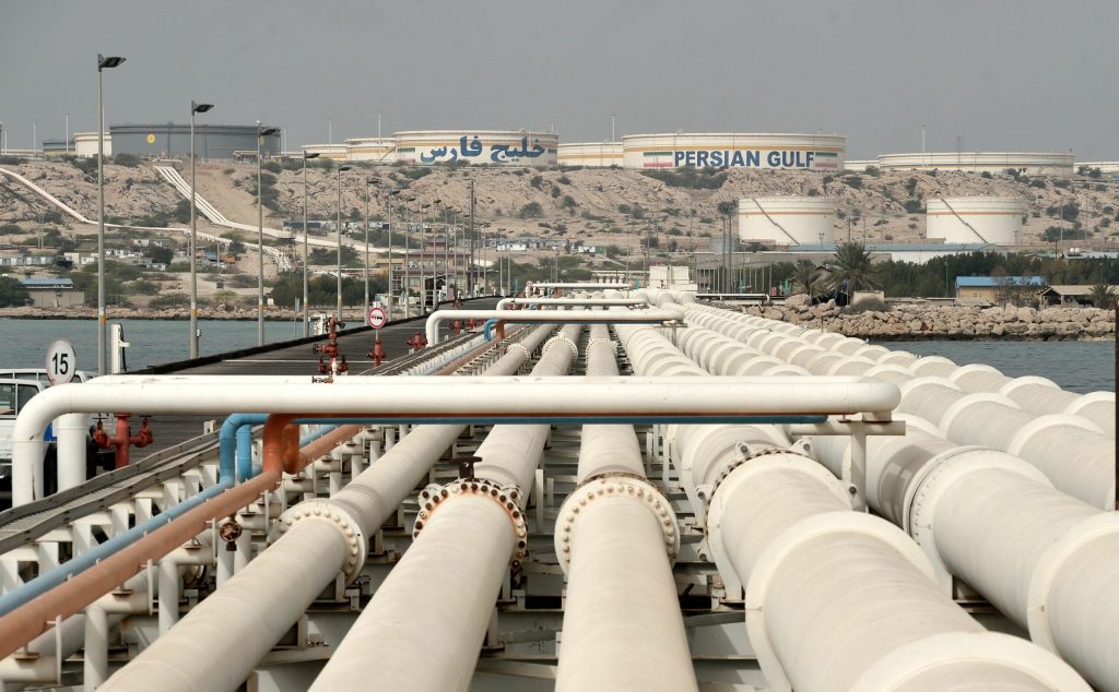 Bloomberg: UE, pe cale să înghețe plafonul prețului la petrolul rusesc, pe fondul crizei din Iran