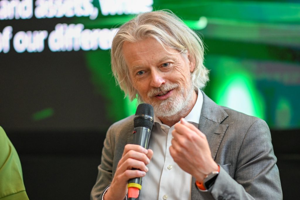 Investitor străin, 2 firme IT românești unite, mii de joburi noiannoncează