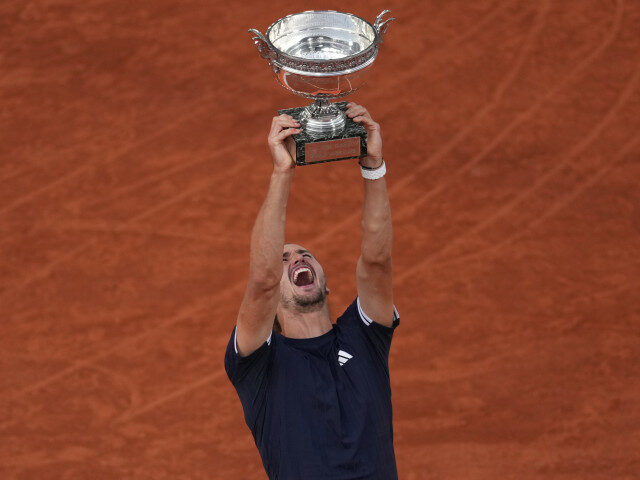 Zverev triumfă la Roland Garros, după 89 de ani
