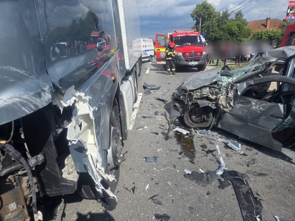 Argeș: Camion și două mașini, carnagiu pe DN 7. Patru răniți grav