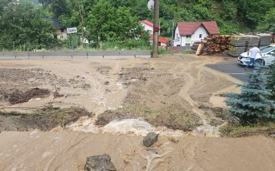 Transalpina blocate de noroi după ploile torențiale