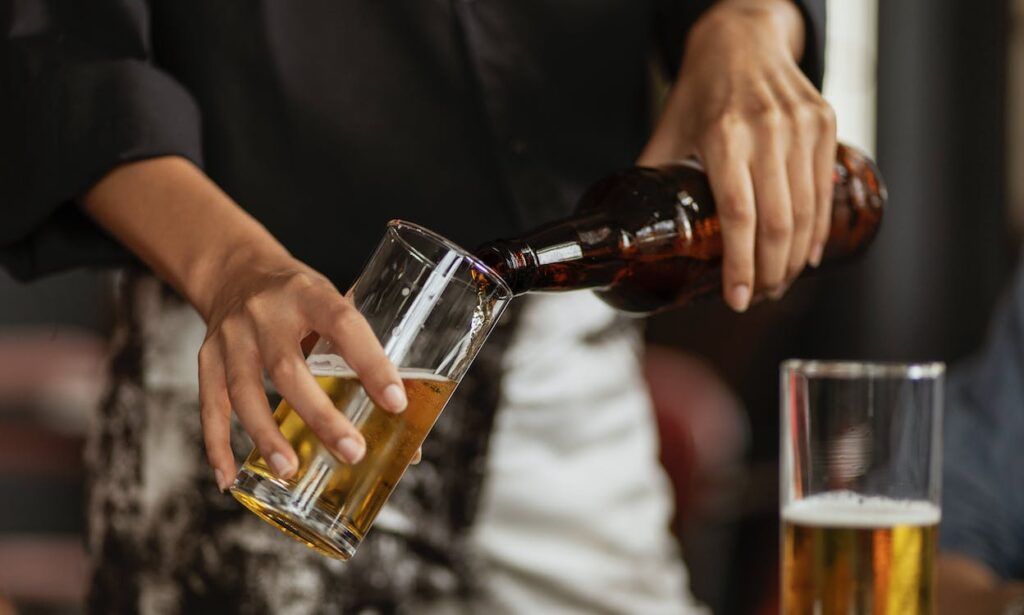 Paharul de vin, risc major de cancer: studiul confirmă