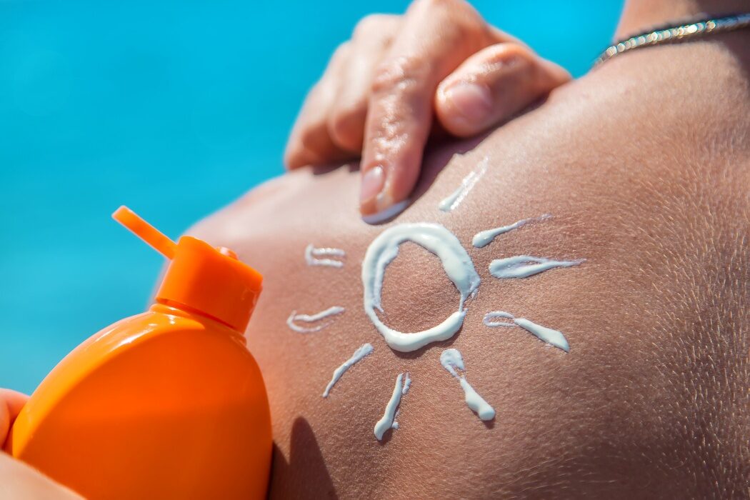 Greșeala de vară ce-ți strică pielea: Dermatologii desființează mitul SPF