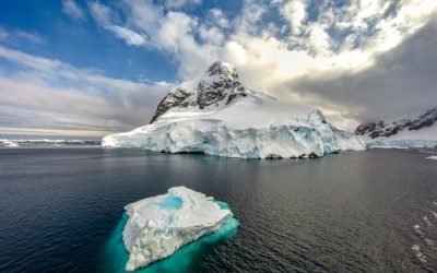 Antarctica: Gheața cât Franța, topită de căldură extremă