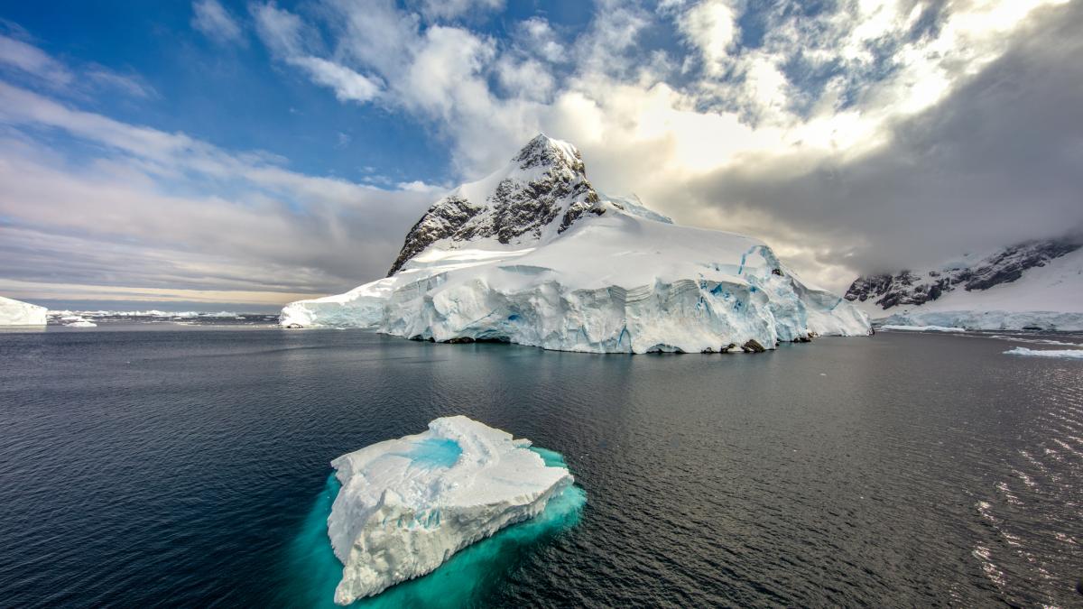 Antarctica: Gheața cât Franța, topită de căldură extremă