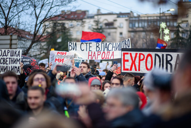 Serbia în fierbere: Vucic pleacă, protestele izbucnesc