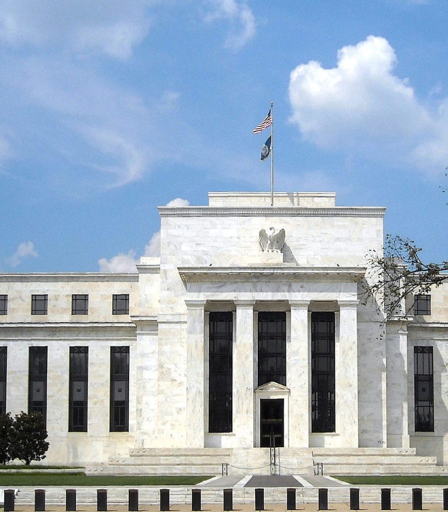 Fed ține dobânda; Warsh conduce prima ședință