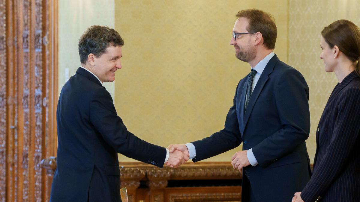 Transparență urgentă: Prostie și aroganță, pericol național