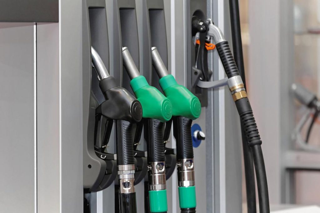 Prețuri carburanți România: Benzina depășește media UE