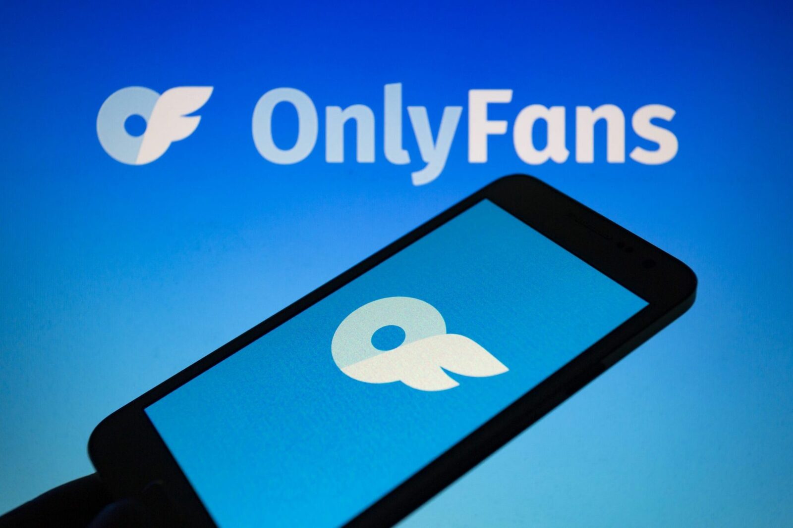 OnlyFans, noua realitate virtuală: Relațiile autentice la gunoi