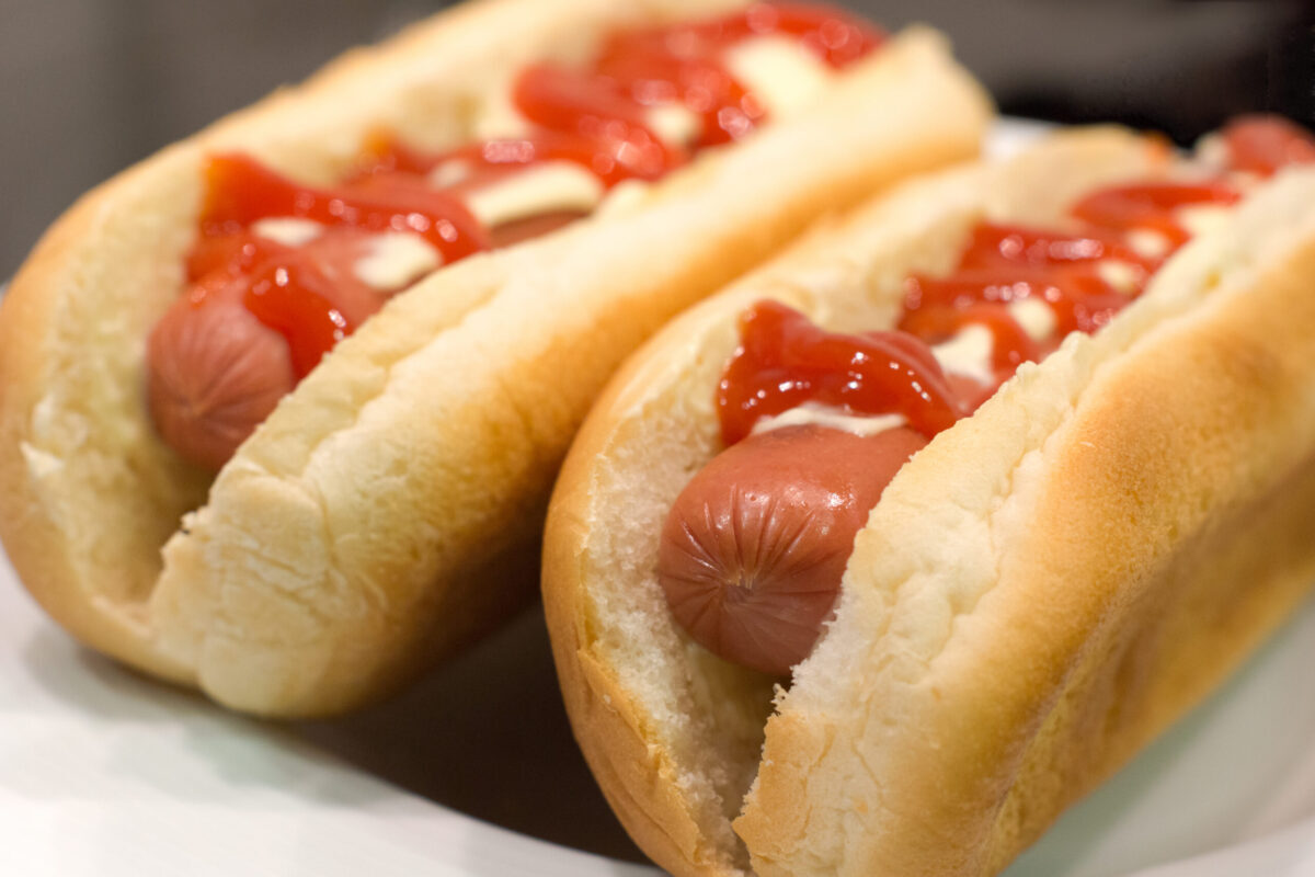 Hot dog-ul îți ia 36 de minute din viață. Atenție