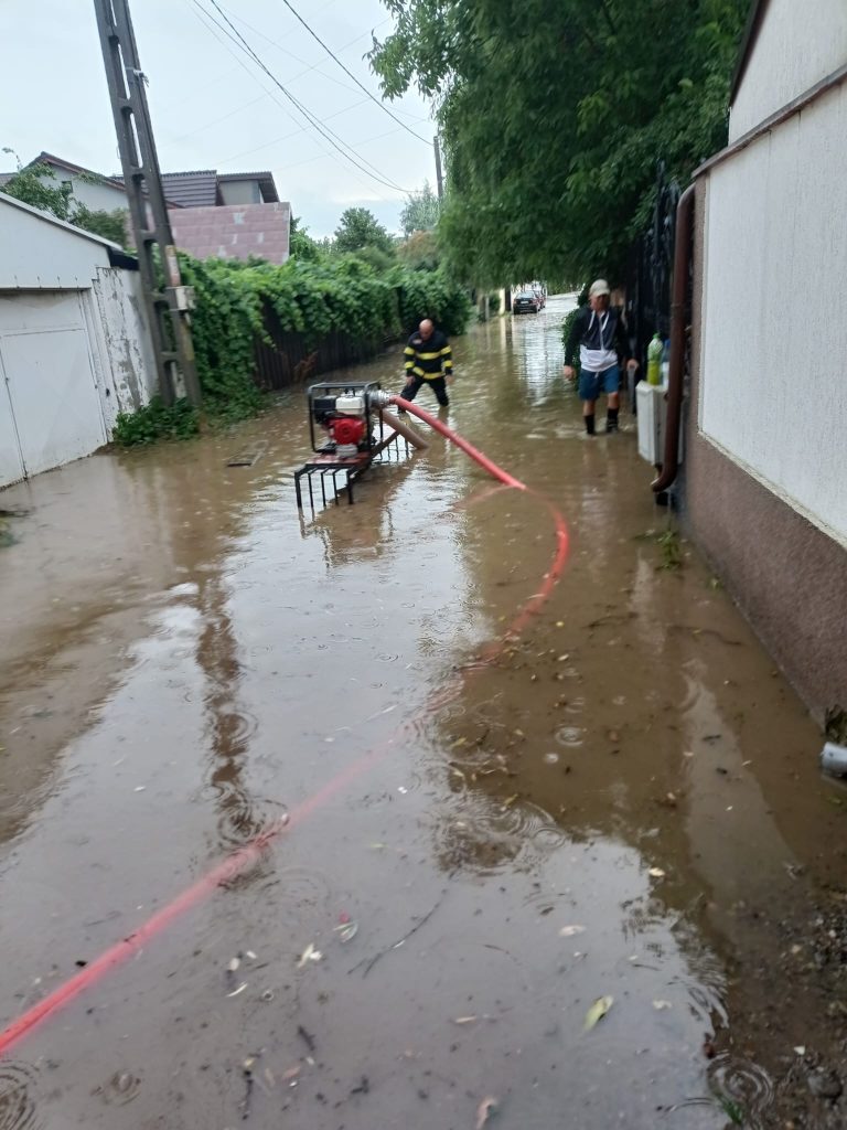 Ploi torențiale: Șapte județe sub ape, zeci de sinistrați evacuați