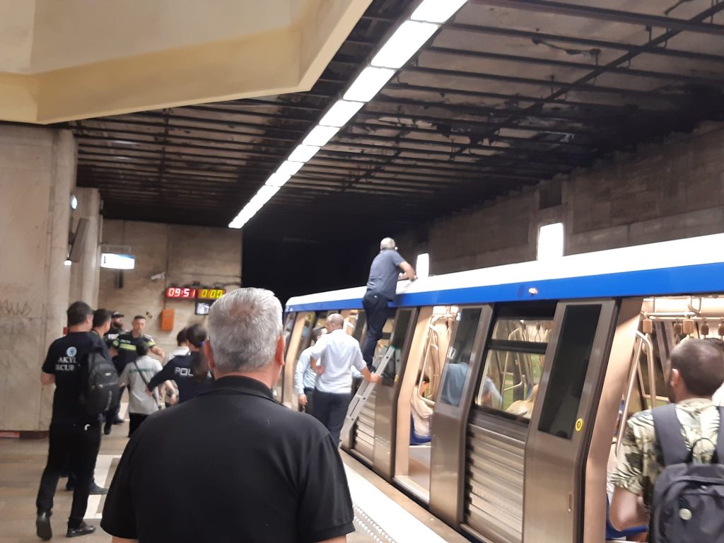 București: Ciocnire la metrou, tavanul s-a prăbușit peste vagon