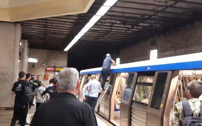 București: Ciocnire la metrou, tavanul s-a prăbușit peste vagon