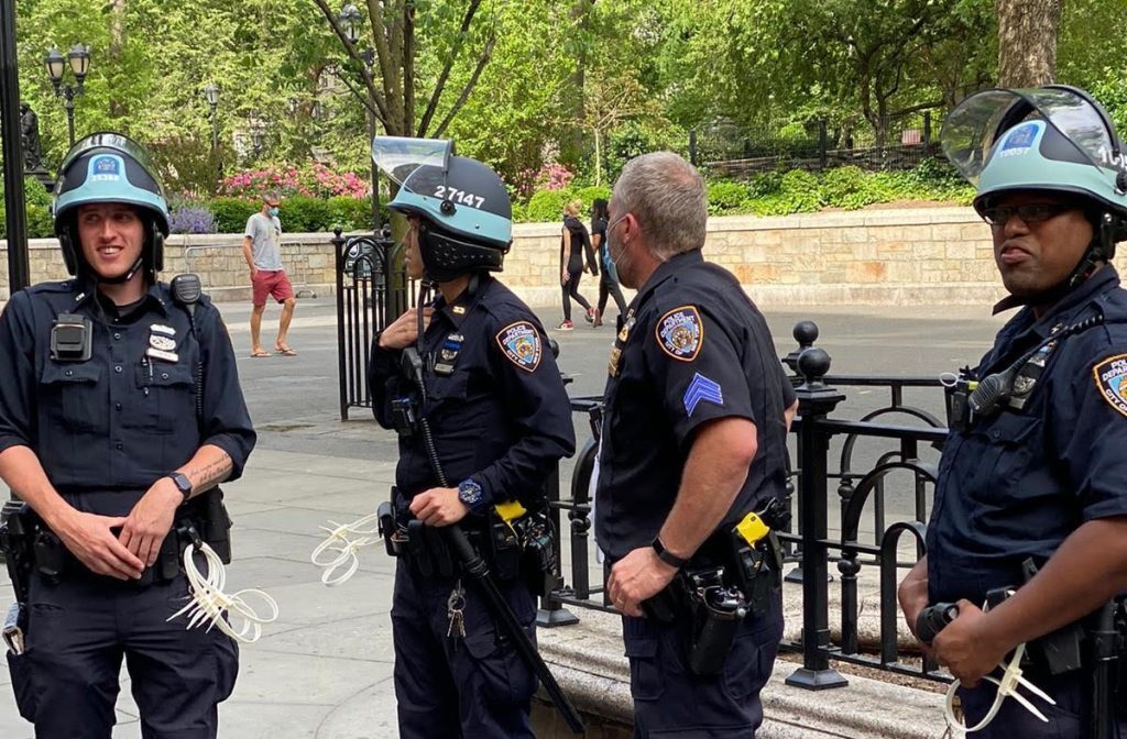 Șapte morți la Chicago; Trump cere armată