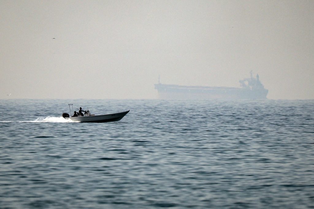 Manevre pe Ormuz: 2.500 marinari și 115 nave ies din Golful Persic