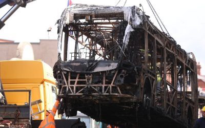 Proteste violente la Belfast: români vizați în atacuri, distrugeri uriașe