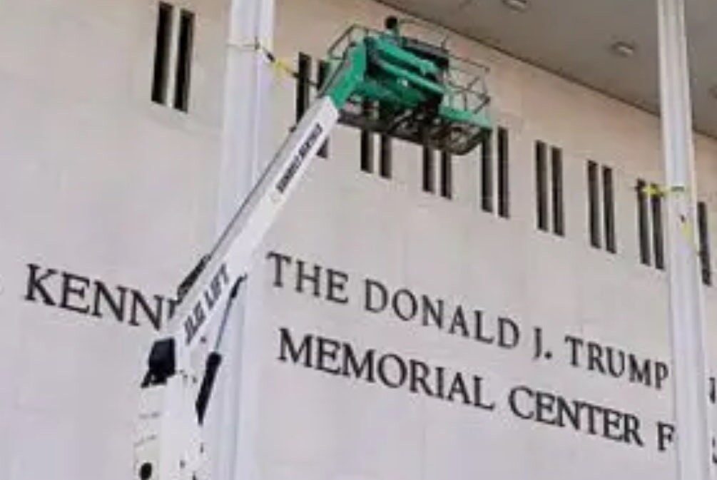 Trump, radiat de pe clădirea Kennedy Center