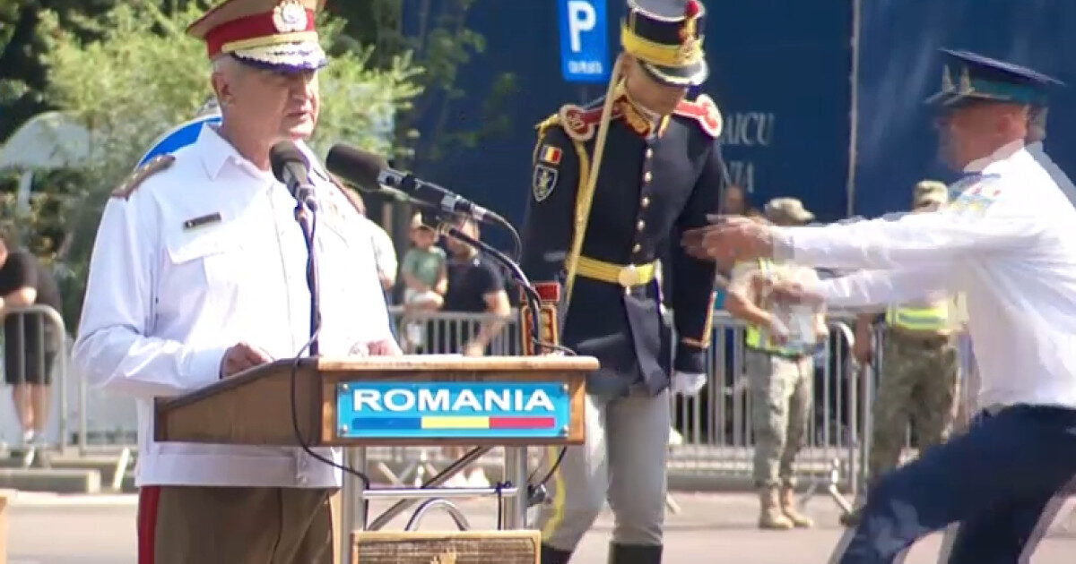 Militar leșină lângă șeful Armatei, acesta continuă discursul