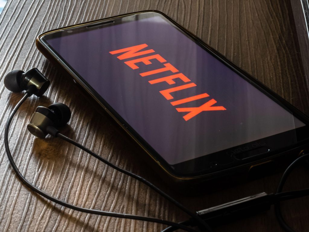 Netflix ia thriller-ul iubit: Cine joacă în serial