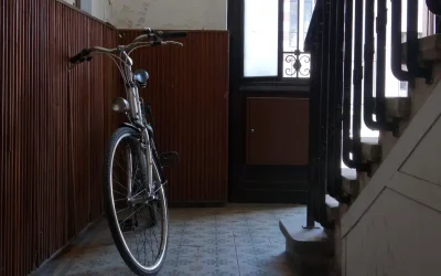 Bicicletele pe scară: Legea te obligă să le muți sau nu