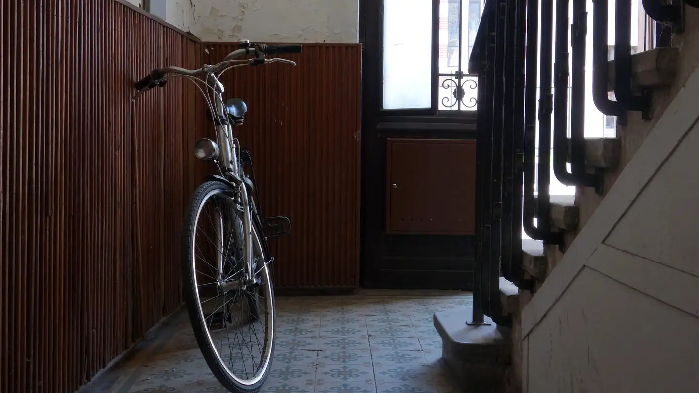 Bicicletele pe scară: Legea te obligă să le muți sau nu