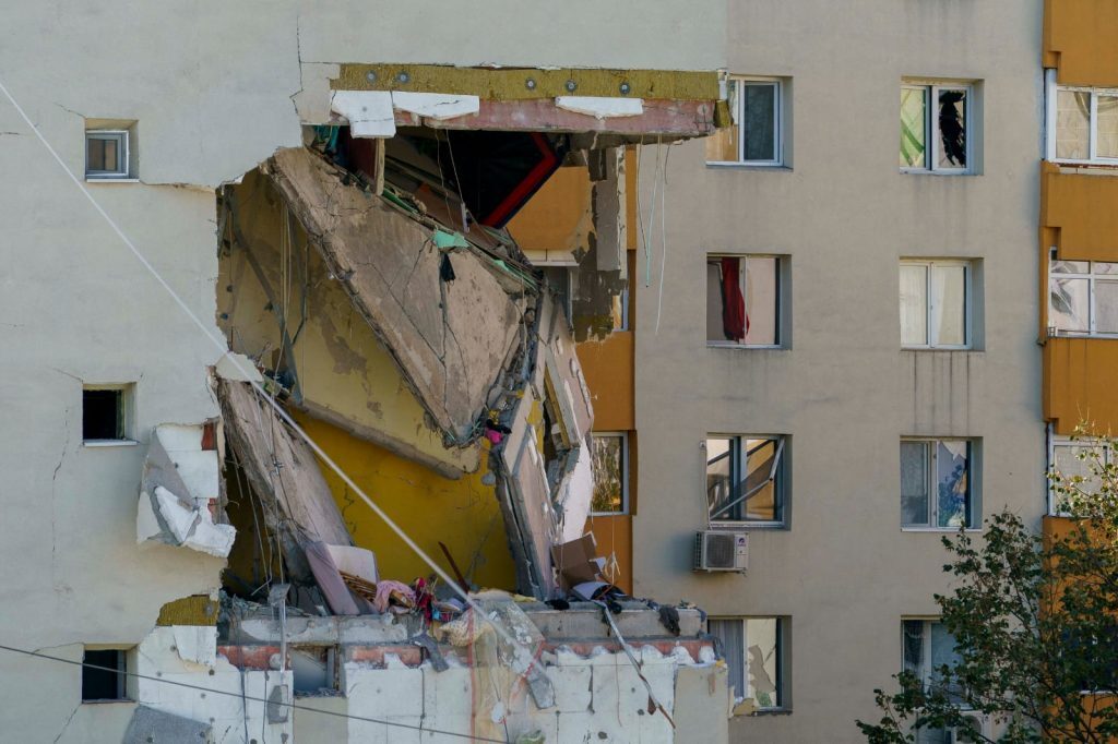 Rahova: Drona inspectează blocul din Rahova PÂNĂ la siguranță