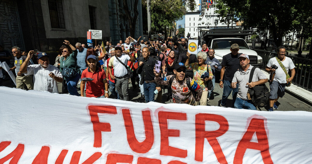 Caracas: Steaguri SUA și Israel, incendiate în proteste anti-americane