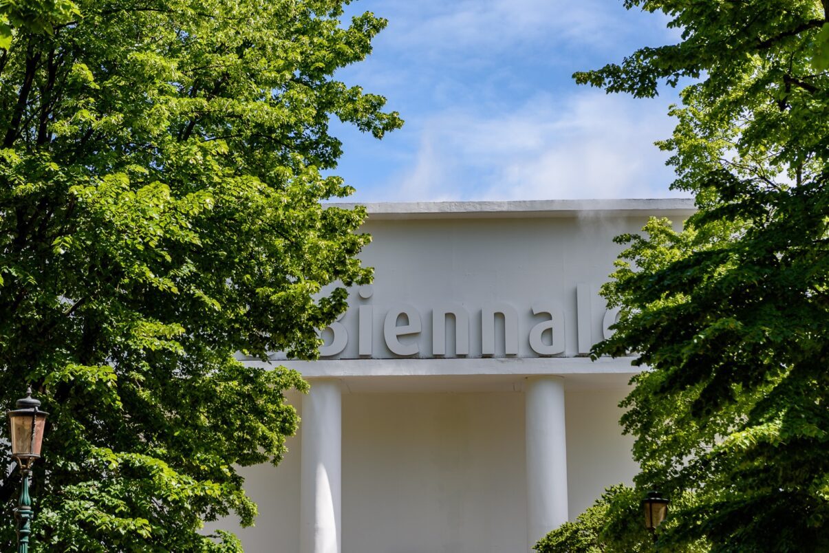 UE taie 2 mil. euro Bienalei Veneția după scandalul Rusiei