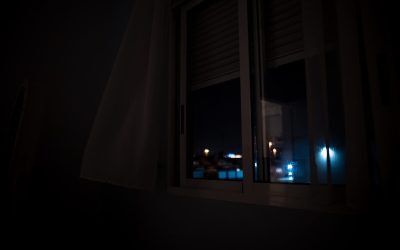 Dormitul cu geamul deschis pe timpul nopții, un obicei considerat de mulți revitalizant și benefic pentru o respirație proaspătă, poate ascunde însă o serie de riscuri pentru sănătate, avertizează specialiștii în somnologie și medicină respiratorie