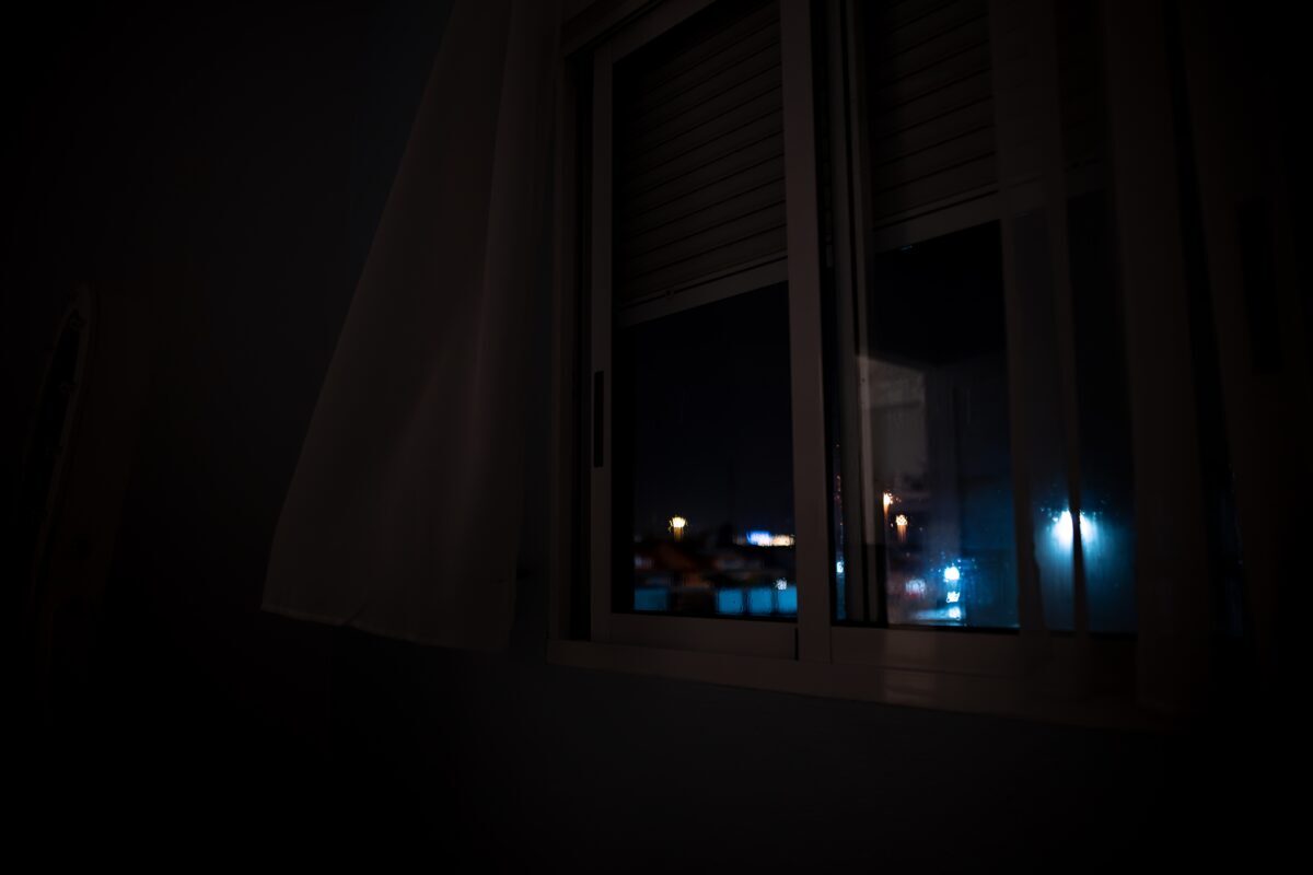 Dormitul cu geamul deschis pe timpul nopții, un obicei considerat de mulți revitalizant și benefic pentru o respirație proaspătă, poate ascunde însă o serie de riscuri pentru sănătate, avertizează specialiștii în somnologie și medicină respiratorie
