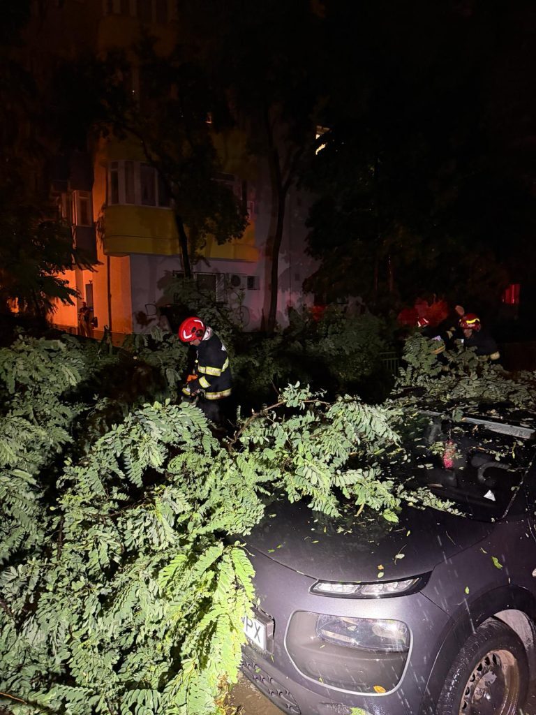 București, coșmar după furtună: 1.000 de intervenții, Victoriei 2 închis