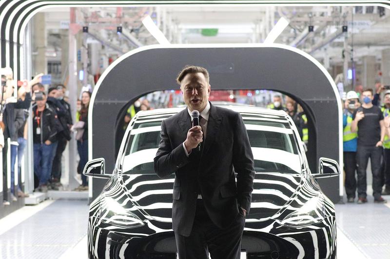 Musk schimbă strategia Tesla: mașini electrice, pe linie, sau nu