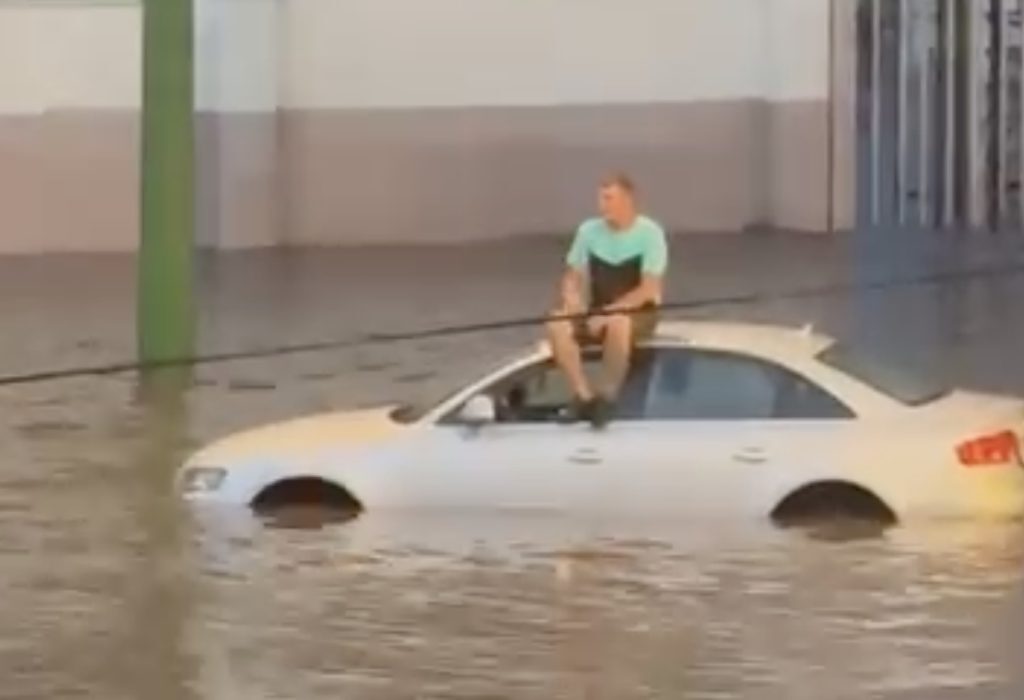 Brașov sub ape: Ploi torențiale, mașini blocate